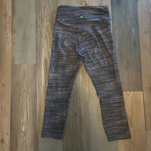 Lululemon Crop Size 6 gray stripe